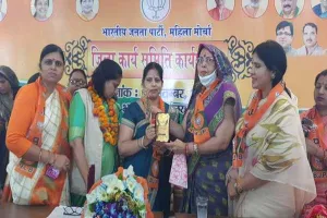 हरदोई में कोरोना योद्धाओं को जिला पंचायत अध्यक्ष ने किया सम्मानित