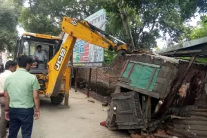 संभल: अतिक्रमण हटाने के दौरान दुकानदार व पालिकाकर्मियों में नोकझोंक