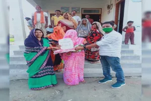 दौलतपुर में गांव प्रधान कांति वर्मा ने किया नवजात बच्चियों को सम्मानित