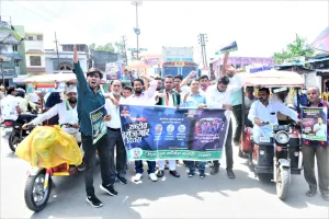 संभल : बेरोजगारी के विरोध में कांग्रेसियों ने चलाई ई-रिक्शा