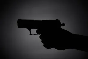 लखनऊ: नशे की हालत में युवकों ने मचाया हंगामा, अपार्टमेंट के बाहर चलाई गोली