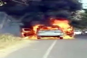 रायबरेली: शार्ट सर्किट से स्कॉर्पियो में लगी आग, जलकर हुई खाक