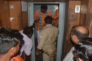 लखनऊ: केंद्रीय राज्य मंत्री लिफ्ट में फंसे, कड़ी मशक्कत के बाद निकले बाहर