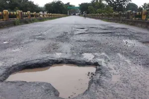 कानपुर: जिलाधिकारी ने की समीक्षा बैठक, जनपद को गड्ढा मुक्त बनाने के दिए निर्देश
