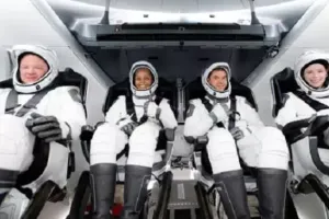 SpaceX ने पृथ्वी के तीन दिन तक चक्कर लगाने के लिए चार आम नागरिकों को भेजा अंतरिक्ष