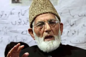 गिलानी को दफनाने नहीं गए दोनों बेटे, पाकिस्तान के झंडे में लपेटा गया शव