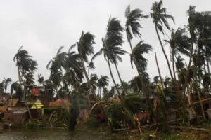 तूफान चंथु के करीब आने के साथ ही शंघाई में परिवहन पर रोक