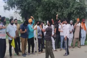 रामपुर: परिवहन मंत्री के आने की सूचना पर मुरादाबाद चौराहे पर पहुंचे किसान, किया हंगामा