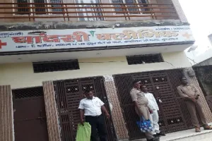 मुरादाबाद: बिना डिग्री व प्रमाण पत्र के इलाज करने वाले झोलाछाप डॉक्टरों की दुकान सील