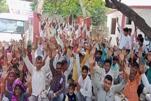 संभल: ग्रामीणों ने कलेक्ट्रेट में नोडल अधिकारी का किया घेराव