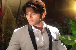 सिद्धार्थ के घर पहुंचे करणवीर बोहरा को कैमरामैन ने बताया ‘गरीब’, एक्टर ट्वीट कर जताया गुस्सा