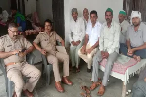 अमरोहा: मुख्यमंत्री को काले झंडे दिखाने पर पुलिस ने किया नजरबंद