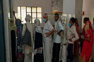अमरोहा : थम नहीं रहा वायरल बुखार का प्रकोप, जिला अस्पताल में लगी मरीजों की लंबी लाइन
