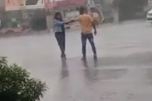 रामपुर: बारिश में बीच चौराहे पर प्रेमी युगल का आलिंगन, वीडियो वायरल