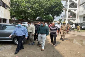 लखनऊ: चौक में बनेगी मल्टी लेवल पार्किंग, निरीक्षण के लिए पहुंचे मण्डलायुक्त