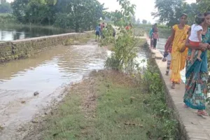 बाराबंकी: पुल के ऊपर से बह रहा पानी, जनहानि की बढ़ी आशंका