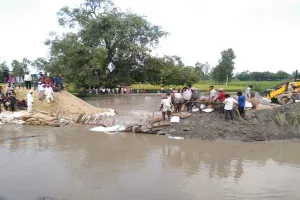 बाराबंकी: नहर विभाग की लापरवाही से घरों में घुसा पानी, बीमारियों की बढ़ी संभावनाएं