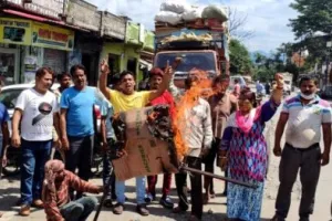 हल्द्वानी: सड़कों को करो जल्द ठीक, कांग्रेस कार्यकर्ताओं ने फूंका राज्य सरकार का पुतला