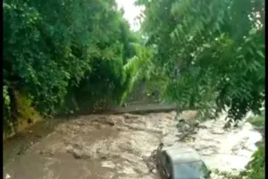 ब्रेकिंग न्यूज: हल्द्वानी में रकसिया नाला उफनाया, देखते ही देखते बह गई कार, देखें तस्वीरें