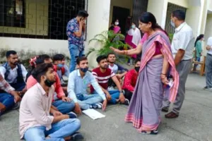 पिछड़ा वर्ग के छात्र-छात्राओं की उपेक्षा का आरोप, धरने पर बैठे एनएसयूआई कार्यकर्ता