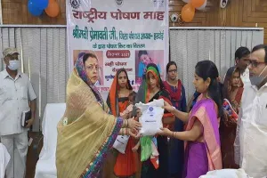 हरदोई: पोषण माह के अंतर्गत हुआ जागरूकता कार्यक्रम, जिला पंचायत अध्यक्ष ने बांटी किट…