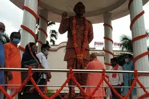 पं.दीनदयाल उपाध्याय की जयंती पर गोरखपुर विश्वविद्यालय पहुंचे योगी, प्रतिमा पर अर्पित की पुष्पांजलि
