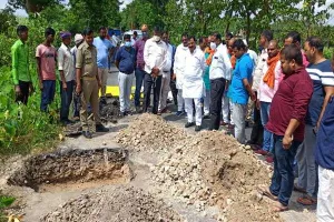 कुशीनगर: मथौली-रामकोला मार्ग की गुणवत्ता जांच के लिए टीएससी टीम ने लिया सैम्पल