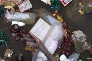 रायबरेली: कुएं में लाखों की दवाएं की गई डंप, वीडियो वायरल