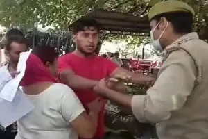 मेरठ: बुलेट का चालान हुआ तो परिवार समेत कमिश्नरी चौराहे पर आत्मदाह करने पहुंचा युवक, अब जेल में बंद