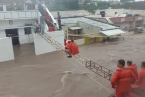 गुजरात: राजकोट और जामनगर में भीषण बारिश की वजह से 18 बांध ओवरफ्लो, मदद के लिए घरों की छत पर बैठे लोग, करीब 35 गांवों से कोई संपर्क नहीं