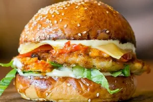 चिकन बर्गर में इंसान की उंगली: जब पहला निवाला लिया, दांतों तले दब गई इंसान की कटी उंगली