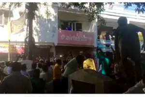 Manish Gupta Death Case: पीड़ित परिवार से पूर्व मुख्यमंत्री के मिलने से पहले ही हंगामा, मृतक मनीश के घर सपाईयों का हुजूम