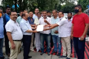 आरटीओ दफ्तर के बाहर एक घंटे तक उपवास पर बैठे राज्य आंदोलनकारी