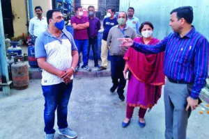 लालकुआं: स्लीपर फैक्ट्री में मजदूरों की दुर्दशा देख बिफरे एसडीएम, लगाई फटकार