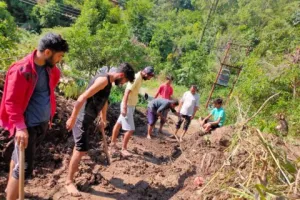 मिसाल: प्रशासन और सरकार ने नहीं सुनी तो चोपड़ा गांव के युवाओं ने खुद ही खोल दी सड़क