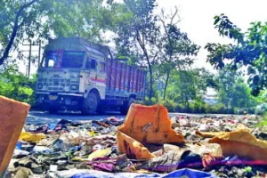 हल्द्वानी: नवीन मंडी रोड पर पांच सौ मीटर तक बिखरी है गंदगी, निगम प्रशासन बेपरवाह