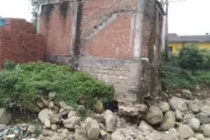 हल्द्वानी: रकसिया नाले की ‘धार’ से कट जाती है मकानों की नींव