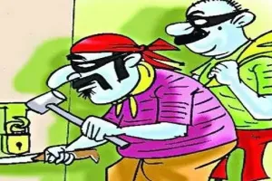 हरदोई में विद्यालय का ताला तोड़ हजारों की चोरी