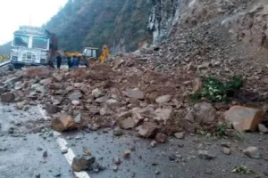 गरमपानी: भौर्या बैंड से पास पहाड़ी दरकने से बढ़ा खतरा