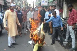 बरेली: कुतुबखाना पुल के विरोध में व्यापारियों ने सेतु निगम का फूंका पुतला