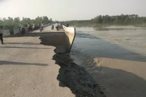 बरेली: किच्छा नदी पर बने पुल का कोना बहा, 100 किमी दूर हुआ शेरगढ़