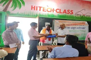 अयोध्या में स्वच्छता के लिए ग्राम प्रधान व मेधावी बच्चे हुए सम्मानित