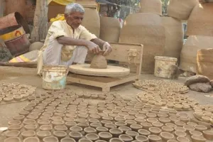 जौनपुर: दीपावली नजदीक आते ही तेज हुई चाक की रफ्तार