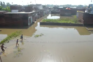 बरेली: बाकरगंज के 500 से अधिक मकान पानी से घिरे, दहशत