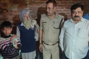 बरेली: बाढ़ में फंसे दो परिवारों को एसडीएम व पुलिस ने बचाया