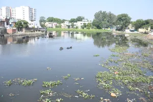 बरेली: जलभराव के विरोध में तालाब का सौंदर्यीकरण रुका