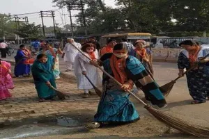 हरदोई में झाड़ू लगाकर महिलाओं ने दिया स्वच्छता का संदेश