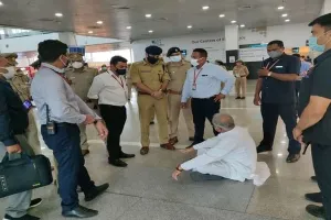 लखनऊ एयरपोर्ट पर जमीन पर बैठे भूपेश बघेल, कहा- मुझे लखीमपुर जाने से रोका जा रहा है