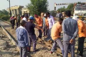 बरेली: हुलासनगरा रेलवे क्रॉसिंग 12 घंटे रही बंद, राहगीरों ने झेली दिक्कतें