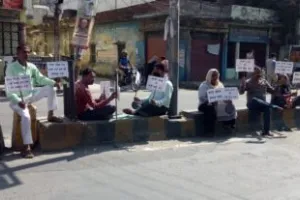 हल्द्वानी: नारों की तख्ती लेकर जमकर की नारेबाजी, डिवाइडर पर बैठे पर्यावरण मित्र